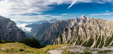 Mavi gökyüzüyle Tre Cime di Lavaredo Dağları 'nda Güzel Sabah