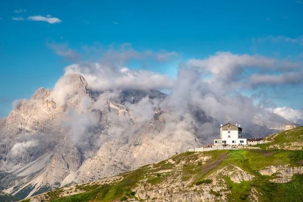 Tre Cime Lavaredo山の美しい朝青い空 ドロマイトアルプス イタリア — ストック写真