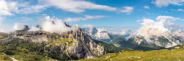 意大利白云石阿尔卑斯山拉瓦雷多山脉蓝天美丽的早晨 — 图库照片