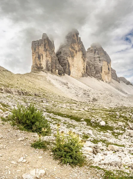 Güzel bir sabah Tre Cime di Lavaredo Dağlarında mavi gökyüzü, Dolomitler Alpleri, İtalya