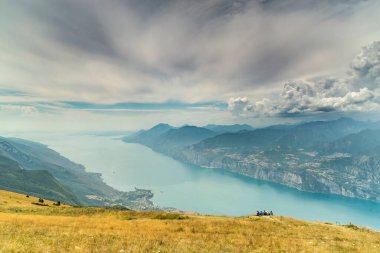 Baldo Dağı (Monte Baldo) panorama wiev, muhteşem Garda Gölü Panoraması dağlarla çevrilidir.