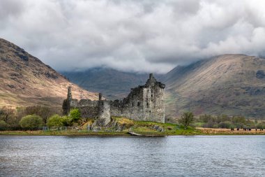 Kilchurn Şatosu 'nun panoramik manzarası, İskoçya