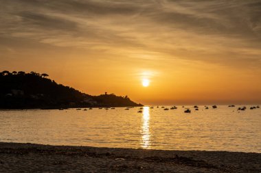 Plage du Sagnone ile gün batımı manzarası, Korsika Adası, Fransa