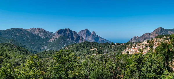 Evisa ile manzara, Corse-du-Sud 'daki dağ köyü.