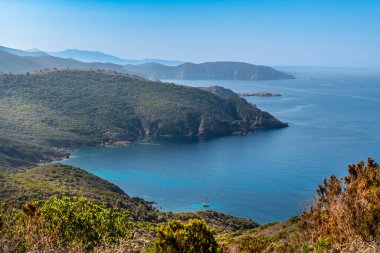 Capo Rosso ile manzara, Korsika adası, Fransa