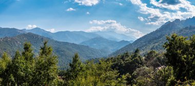 Katmanlı dağ manzarası, Korsika, Fransa