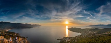 Plage du Sagnone ile gün batımı manzarası, Korsika Adası, Fransa