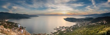 Plage du Sagnone ile gün batımı manzarası, Korsika Adası, Fransa