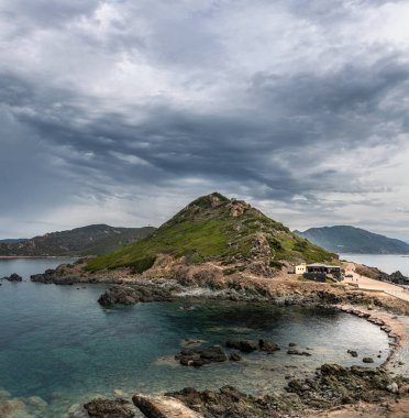 Rocky Sahili. Korsika 'daki Sanguinaire adaları ve Parata Kulesi