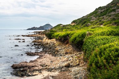 Rocky Sahili. Korsika 'daki Sanguinaire adaları ve Parata Kulesi