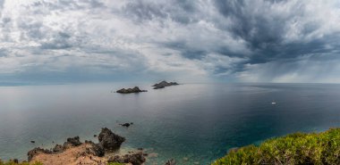 Rocky Sahili. Korsika 'daki Sanguinaire adaları ve Parata Kulesi