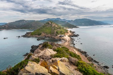 Rocky Sahili. Korsika 'daki Sanguinaire adaları ve Parata Kulesi