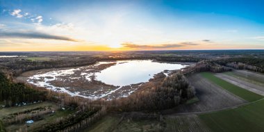 Gölün üzerinde gün batımı. İnsansız hava aracından görüntüle.