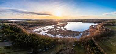 Gölün üzerinde gün batımı. İnsansız hava aracından görüntüle.