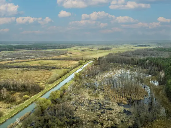Nehrin taşkın sularının güzel drone manzarası, pan