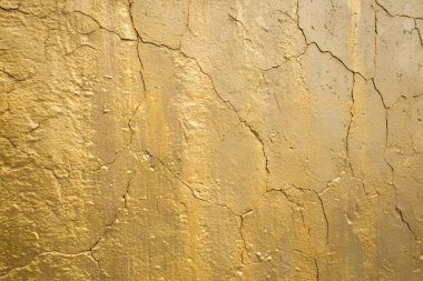 Konforlu ve Sanatsal Tasarımlar İçin Beton Duvardaki Altın Boya Arkaplanı