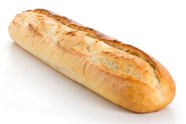 Beyaz arkaplanda taze pişmiş baget.