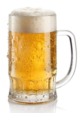 Beyaz köpüklü bira kupası.
