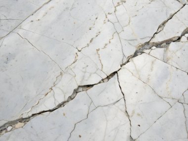 Kırık Kenar Ayrıntılı Çentikli Mermer Yüzey