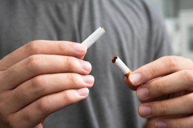 Sigarayı bırak, Asyalı genç adam kırıyor sigarayı yok et.