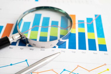 Grafik kağıdındaki büyüteç. Mali kalkınma, Bankacılık Hesabı, İstatistik, Yatırım Analitik Araştırma Veri Ekonomisi.