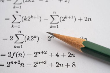 Eğitim okulunda matematik formülü sınav kağıdı üzerine kalem..