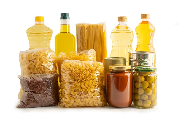 Bağış kutusundaki yiyecekler beyaz arka planda izole edilmiş ve gönüllü insanlara yardım etmek için kırpma yolu açılmış..