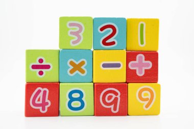 Matematik ve eğitim matematiğini öğrenmek için tahta blok küpleri.