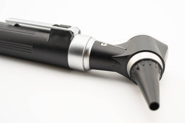 Otoskop otolarolog ya da ENT doktoru için beyaz arka planda izole edilmiş. Yaşlı hasta kulağı, işitme kaybı sorunu.