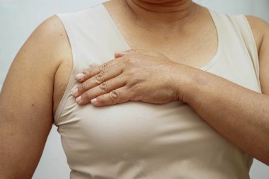 Asyalı kadın kendine dokunuyor çek şişliği ya da göğüs kanseri, göğüs muayenesi.