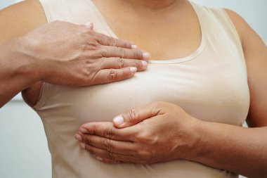 Asyalı kadın kendine dokunuyor çek şişliği ya da göğüs kanseri, göğüs muayenesi.