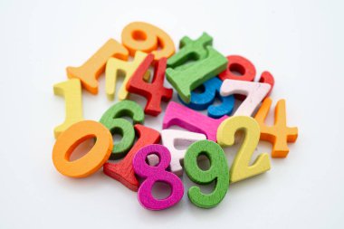 Matematik ve eğitim matematiğini öğrenmek için tahta blok küpleri.
