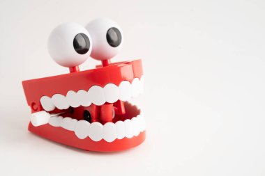 Diş sağlığı için takma dişli komik kırmızı dişler..