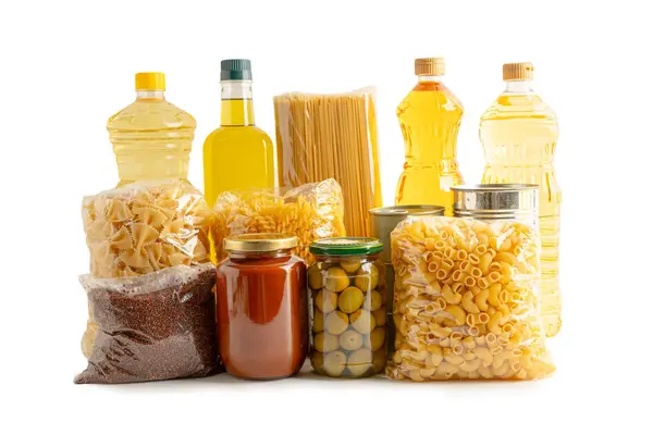 Bağış kutusundaki yiyecekler, insanlara yardım etmek için beyaz arka planda izole edilmiş..