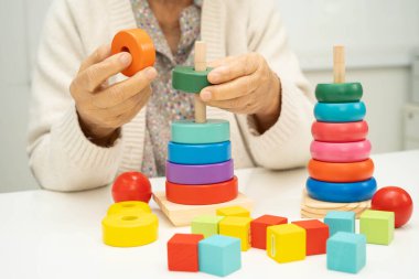 Asyalı yaşlı bir kadın, geliştirme oyunu oynuyor..