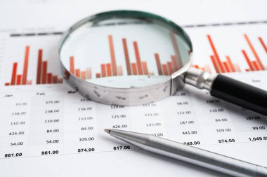 Grafik kağıdındaki büyüteç. Mali kalkınma, Bankacılık Hesabı, İstatistik, Yatırım Analitik Araştırma Veri Ekonomisi.