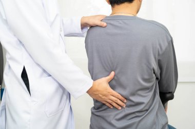 Fizik tedavi, Asyalı terapist tedavisi. Genç adam hastanede acı çekiyor..