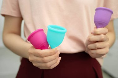 Hijyen dönemi korunması için elinde regl fincanı tutan Asyalı kadın..