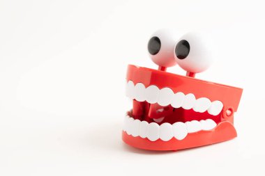Diş sağlığı için takma dişli komik kırmızı dişler..