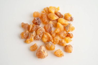 Tütsü ya da olibanum aromatik reçine tütsü ve parfümlerde kullanılan beyaz arka planda izole edilmiş..