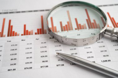 Grafik kağıdındaki büyüteç. Mali kalkınma, Bankacılık Hesabı, İstatistik, Yatırım Analitik Araştırma Veri Ekonomisi.