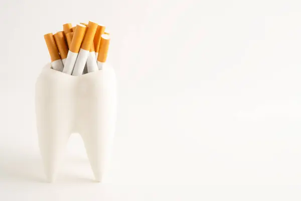 Beyaz arka planda izole edilmiş sigara, dişlerinizin sağlığına zarar verir, sigara içmezsiniz..