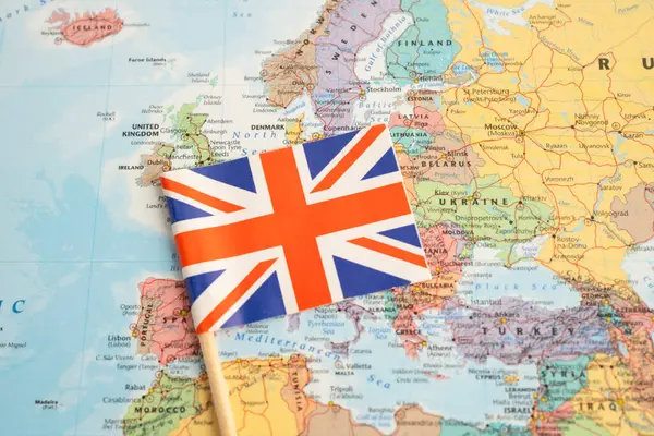 Bangkok, Tayland Kasım 2025 Birleşik Krallık bayrağı dünya haritasında.