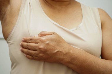 Asyalı kadın kendine dokunuyor çek şişliği ya da göğüs kanseri, göğüs muayenesi.