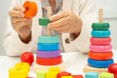 Asyalı yaşlı bir kadın, geliştirme oyunu oynuyor..