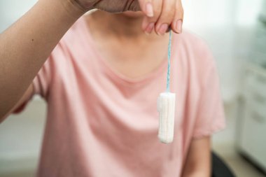 Hijyen dönemi korunması için elinde pamuk tampon tutan Asyalı kadın..