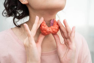 Hipertiroidizm, aşırı aktif tiroid, tiroid lenfoma, tiroid bezi insan anatomisi olan Asyalı kadın..