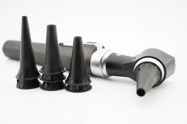 Otoskop otolarolog ya da ENT doktoru için beyaz arka planda izole edilmiş. Yaşlı hasta kulağı, işitme kaybı sorunu.