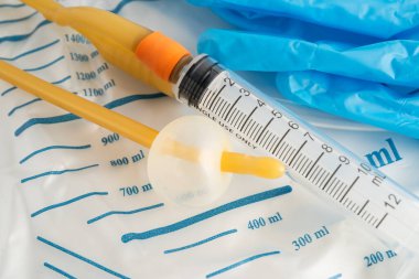 Foley kateteri ve idrar boşaltma torbası sakatlık veya hastanede yatan hasta için idrar topluyor..