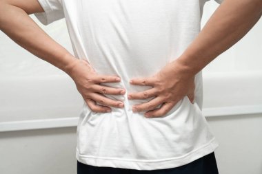 Asyalı adamın ağrısı sırt kası, omurga ve kemik kırılması beyaz arka planda izole edilmiş..